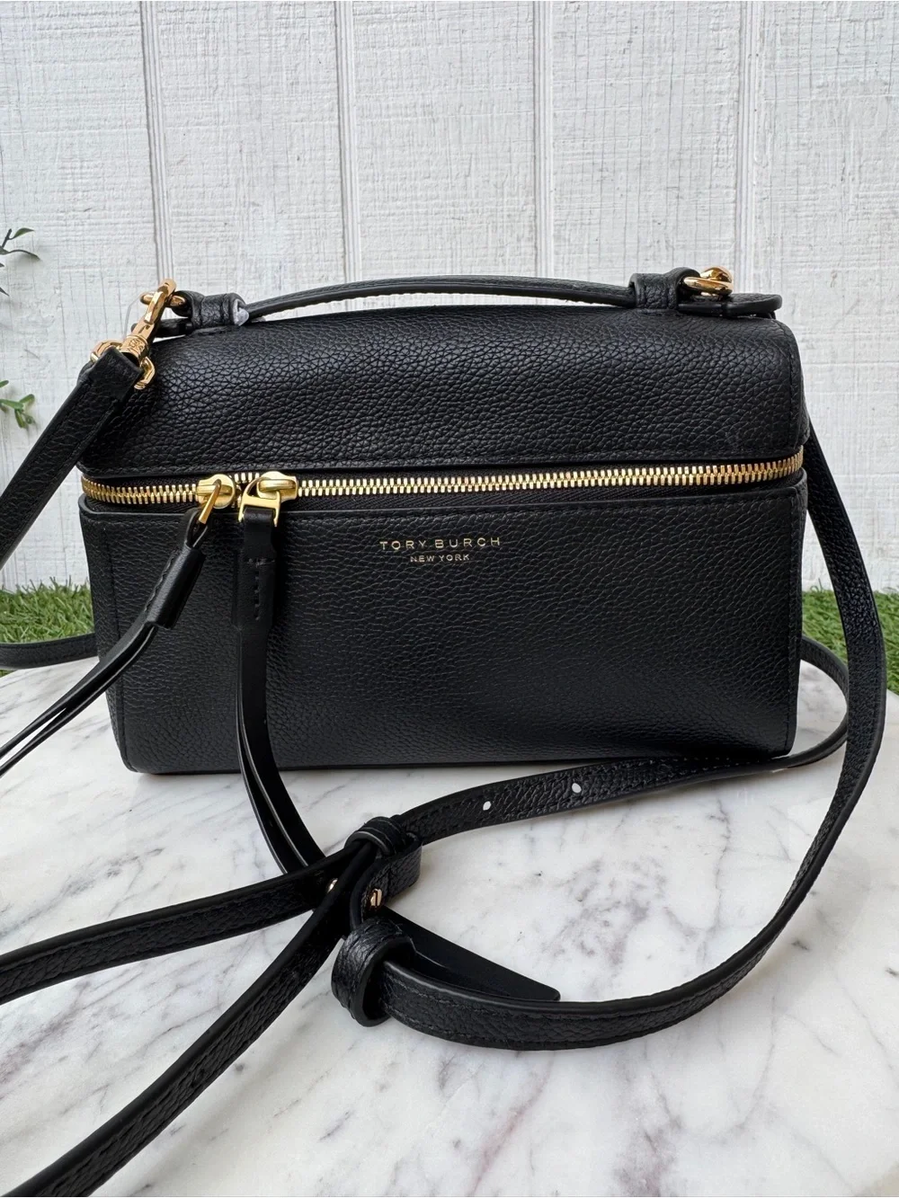 TORY BURCH SLIM ROMY TOP HANDLE
BAG in Black Leather Crossbody Bag like new - Picture 8 of 16